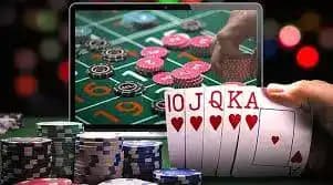 Pemain di Jakarta menggunakan smartphone untuk live casino di untung365